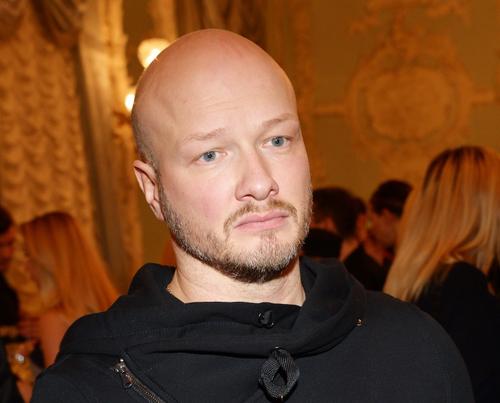 Актер Никита Панфилов рассказал, что ему было тяжело привыкать к парику на съемках нового сериала