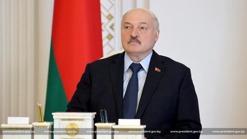 Лукашенко сообщил, что многие депутаты и жители Белоруссии предлагали лишать гражданства тех, кто сбежал из страны и вредит
