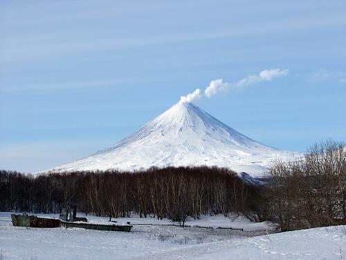 Выживших на вулкане Ключевской туристов эвакуировали вертолетом в ближайший населенный пункт