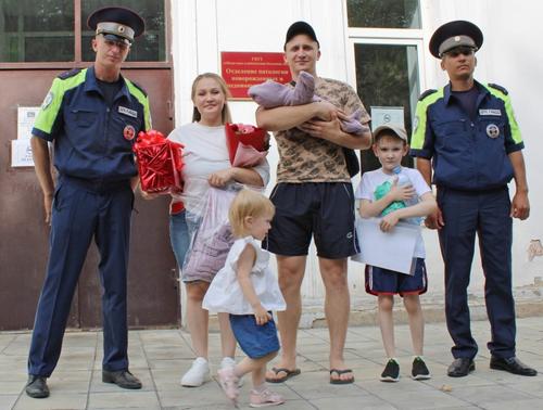 Челябинские полицейские пришли в роддом к женщине, которой помогли на трассе