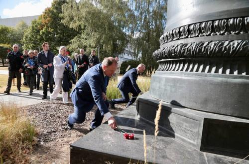 В юбилей Дзержинского члены организации «Офицеры России» возложили цветы к его памятнику в парке «Музеон»