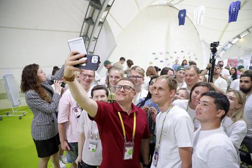 Губернатор Алексей Текслер ведет прямой диалог с жителями с помощью соцсетей
