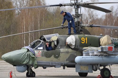 Российский вертолет Ми-35 уничтожил колонну бронетанковой техники и скопление живой силы ВСУ в Изюмском районе Харьковской области
