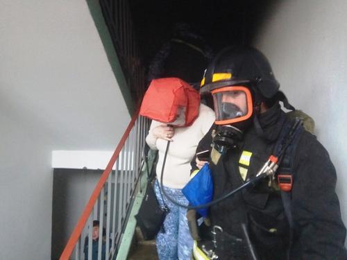 В Челябинске из горящей многоэтажки спасли 12 человек