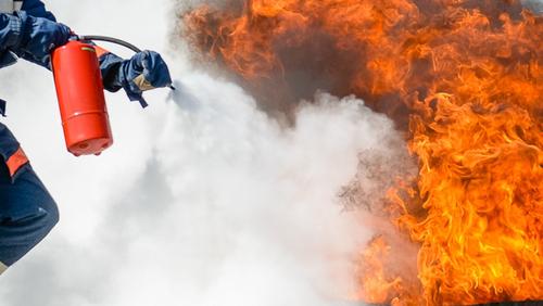 В Хабаровске сотрудники МЧС спасли из горящего барака шесть человек