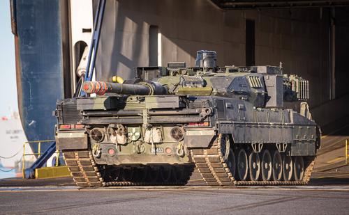 Военный эксперт Кашин: современные танки — это самая проблемная позиция Запада для поставок Киеву 