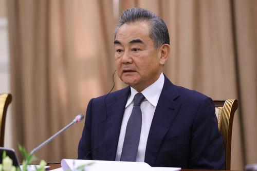 Глава МИД Китая Ван И заявил, что страна призывает к решению украинского кризиса путем переговоров 