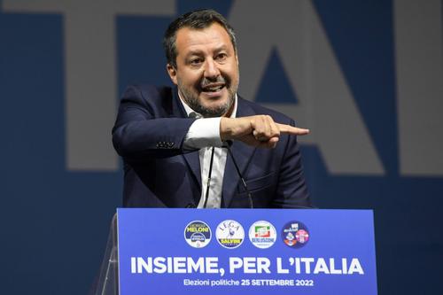 Лидер партии «Лига Севера» Маттео Сальвини обвинил Урсулу фон дер Ляйен в попытках угрожать Италии из-за выборов 
