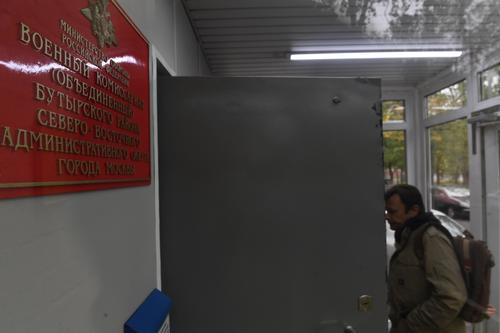 У зданий московских военных комиссариатов продолжают собираться очереди