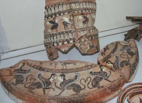 Умывальник, украшенный 2500-летними мифологическими существами и гонками на колесницах, был обнаружен в Измире