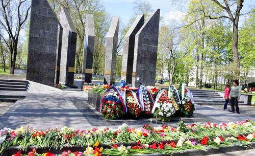 Даугавпилс - единственный город Латвии, защищающий советские памятники​ погибшим в ВОВ