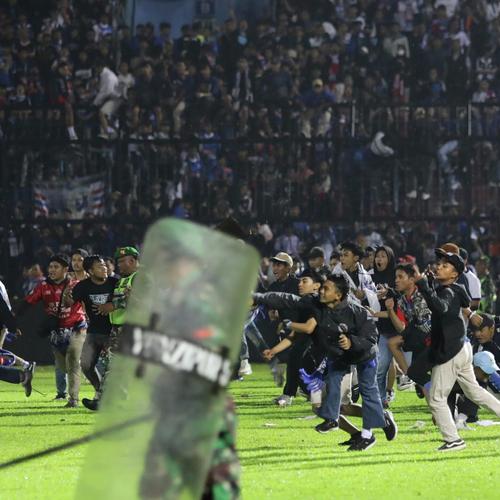 Жестокая давка на стадионе в Индонезии унесла более 170 жизней