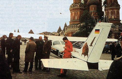 В 1987 году немецкий юноша Матиас Руст запустил на Красной площади передел мирового порядка
