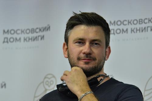 Писатель Дмитрий Глуховский и рэпер Oxxxymiron внесены в реестр иностранных агентов