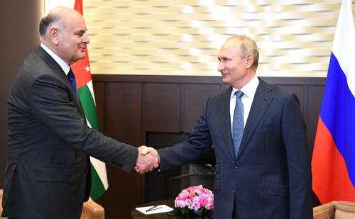 Президент Абхазии Бжания поздравил Путина с юбилеем 