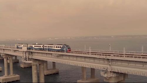 В Минтрансе сообщили, что движение поездов по Крымскому мосту планируют организовать сегодня к 20:00 по Москве