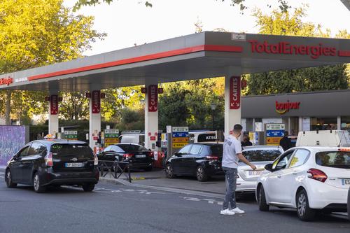 Во Франции на 30% автозаправок наблюдается дефицит топлива  