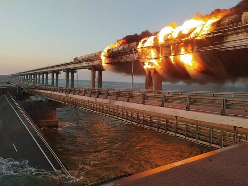 Власти Болгарии заявили, что фура, взорванная на Крымском мосту, никогда не была в их стране