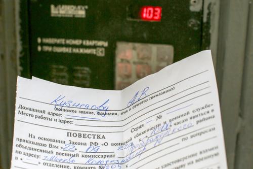 Смольный: В Петербурге для повторного вручения повесток гражданам организованы группы оповещения, которые работают в подъездах