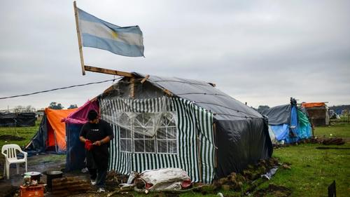 В Аргентине уровень жизни падает с каждым днём: люди роются на свалках и обмениваются продуктами