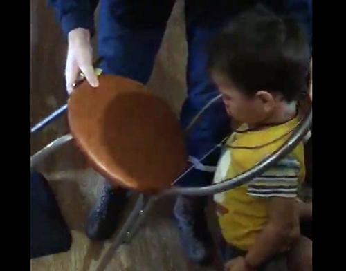В Челябинской области двухлетний малыш застрял головой в железной спинке стула
