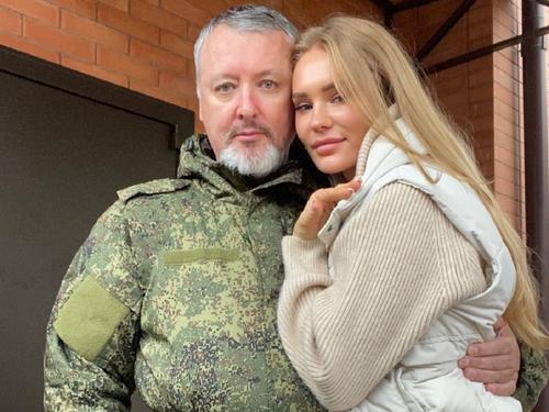 Супруга Стрелкова Мирослава Регинская опубликовала фото с мужем в военной форме на фоне информации, что он ушел на фронт