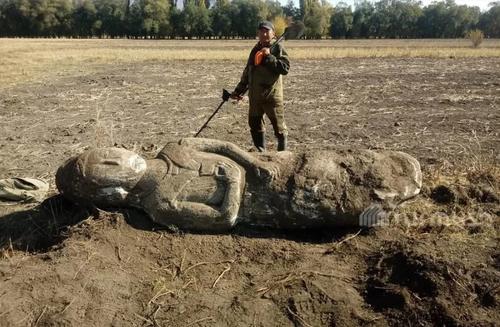 Каменная статуя высотой около 3 метров найдена в Иссык-Кульской области Кыргызстана
