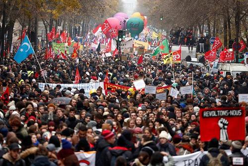 Во Франции прошли массовые забастовки