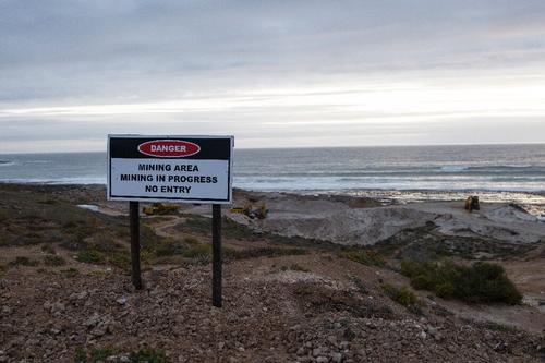 Серферы и добытчики ископаемых сражаются за белые пляжи Южной Африки