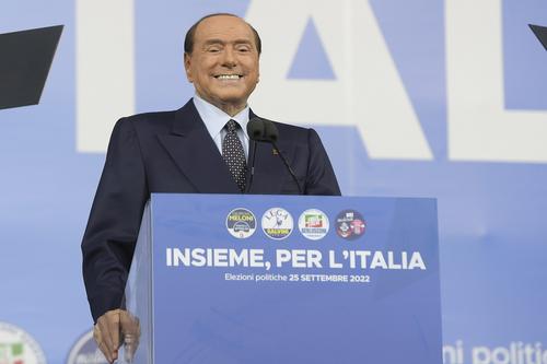 Еврокомиссия допустила, что в случае якобы подаренной Путиным Берлускони водки речь может идти о нарушении антироссийских санкций