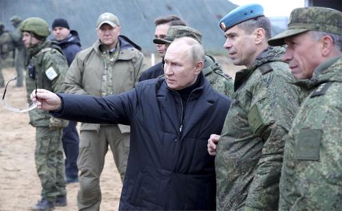Песков: Путин держит подготовку мобилизованных в поле своего внимания, но посещать регионы с проверками он пока не будет