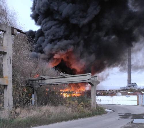 В Белгородской области снаряд попал в здание промышленного предприятия — начался сильный пожар