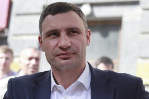 Украинский блогер Шарий сообщил, что мэр Киева Виталий Кличко отдыхает в Испании, когда в столице Украины обстрелы