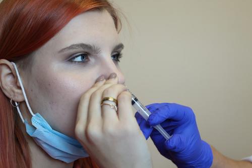 В Челябинскую область завезли назальную вакцину от ковида