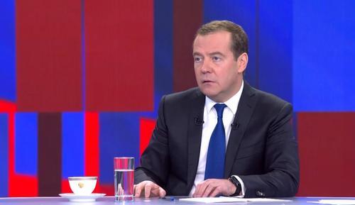 Медведев заявил, что выпуск вооружений в России от танков до дронов сейчас кратно увеличивается