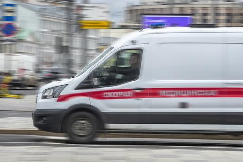 В Подмосковье 23-летний водитель Mercedes наехал на автобусную остановку, в результате погибла 16-летняя девушка