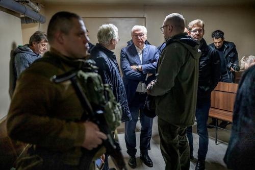 Президент ФРГ Штайнмайер во время визита в Украину около часа провел в бомбоубежище из-за воздушной тревоги