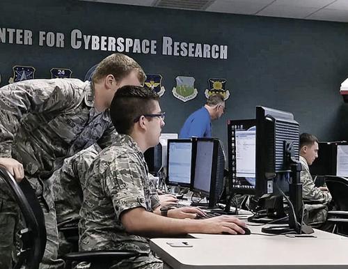 Киберспециалисты из ВВС США ищут себе учителей на стороне