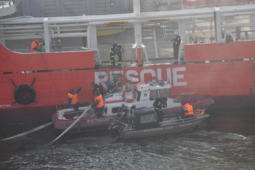 Глава приморского МЧС: спасатели эвакуировали экипаж нашедшего на риф катера