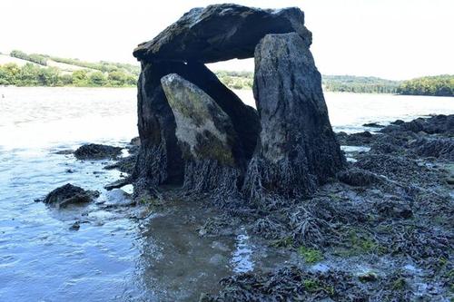 Таинственная частично затопленная структура в Ирландии является доисторической гробницей, считают археологи