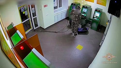 В Хабаровском крае задержали двух человек, пытавшихся вскрыть банкомат