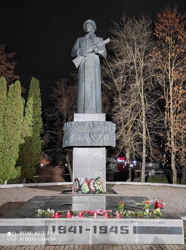 Памятник латгальскому Алеше: землю спасая, мир защищая, шел вперед солдат
