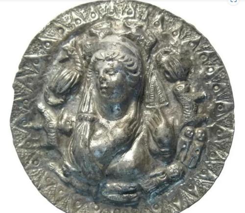 В России археологи раскопали 2100-летний медальон богини Афродиты и гробницу воина