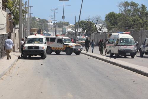 При взрывах в столице Сомали погибли не менее ста человек, еще триста получили ранения
