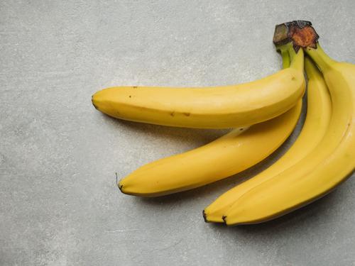 Нутрициолог Свиридова порекомендовала в период стресса есть бананы и авокадо