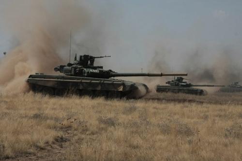 Мобилизованные танкисты осваивают тактический прием «танковая карусель»
