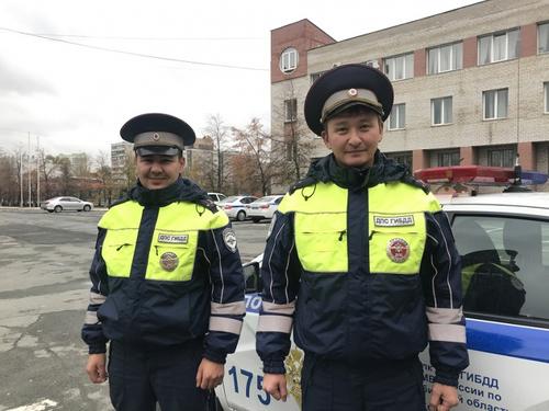 В Челябинской области инспекторы ДПС спасли на дороге замерзающую женщину