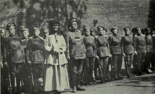 Как во время Первой мировой женские батальоны стыдили и вдохновляли мужчин ​
