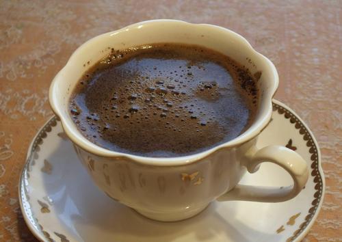Диетолог Нефедова посоветовала заменять напитки с кофеином ромашковым или мятным чаем 