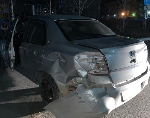 В Челябинской области девушка-подросток повредила три машины на угнанном авто